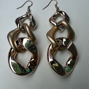 Vintage chain link earrings. Silver and gold. Costume jewelry.